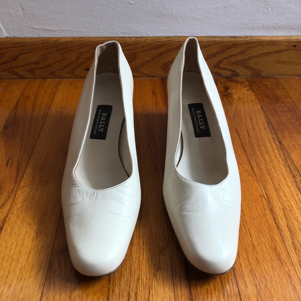 Vintage Bally White Midheel Pump
